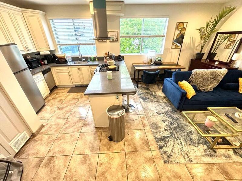 FuLLy LoAdeD ReSerVaTioN 3bed 2ba w Parking - image 7