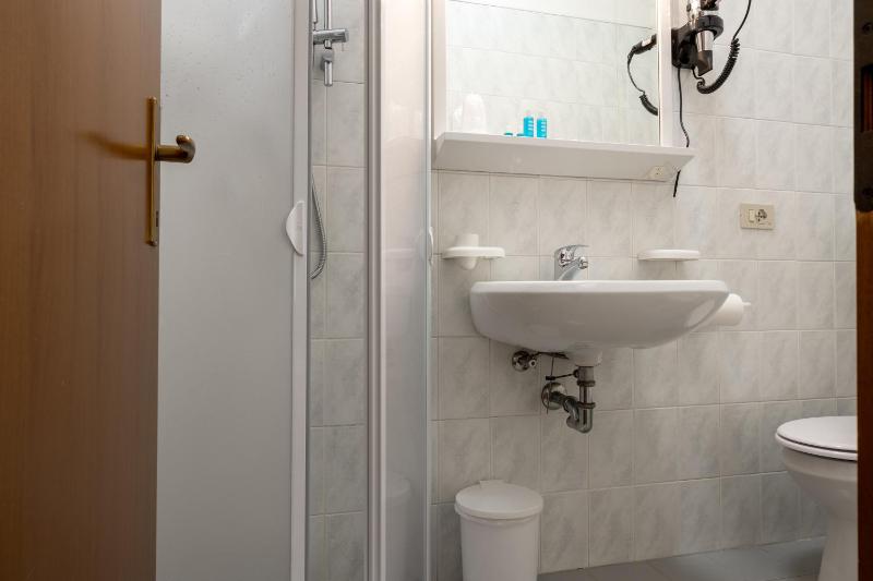 Small Single Room image 2