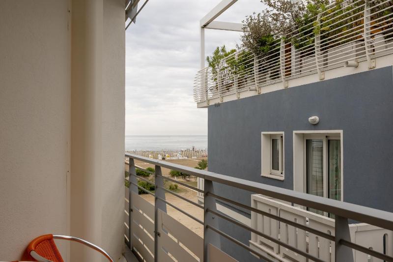 Double Room with Balcony and Side Sea View image 3