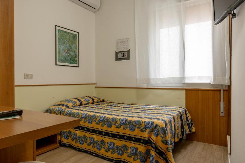 Small Single Room image 4
