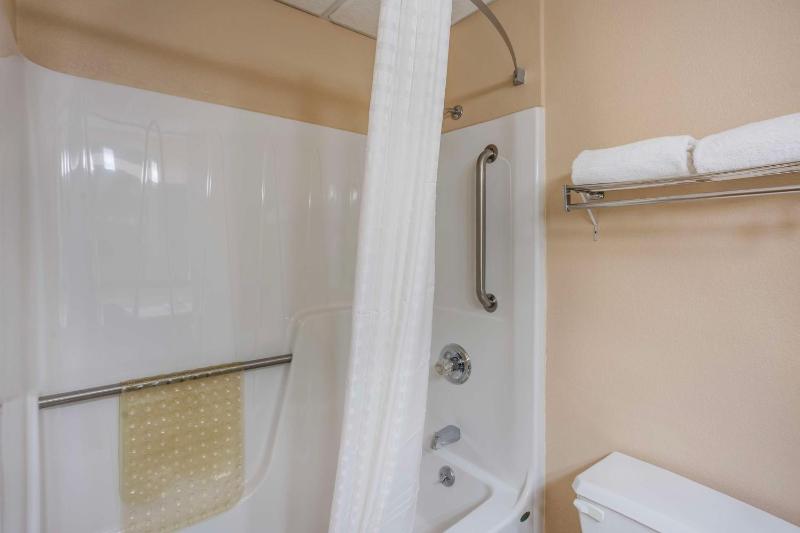 King Room with Spa Bath image 2