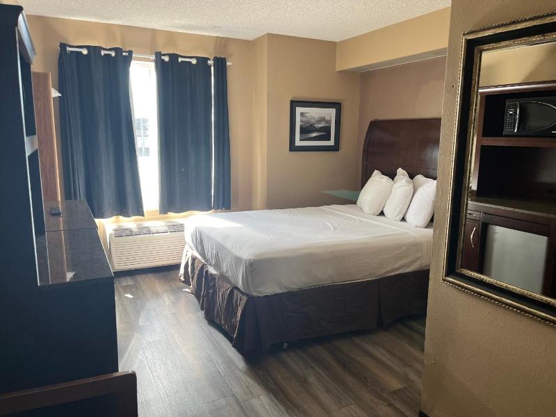One Queen Bed Swift Current Suite Non-Smoking image 4