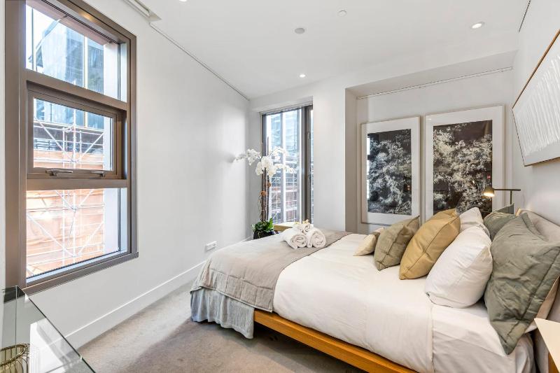 Elegant 1BD Wynyard Quarter with Carpark - image 8
