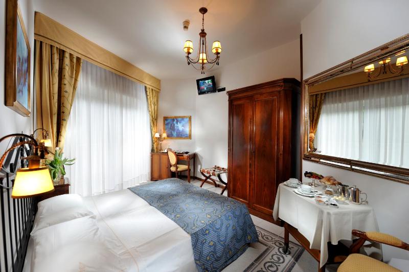 Two Connecting Double Rooms with Terrace image 3