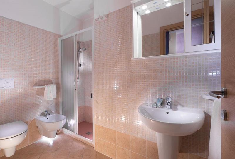 Double or Twin Room image 2
