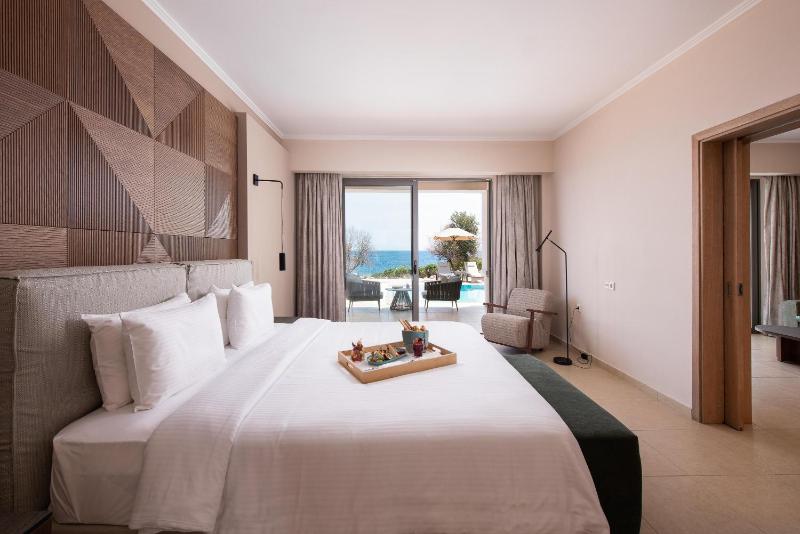 Royal Suite with Sea View and Private Pool image 1