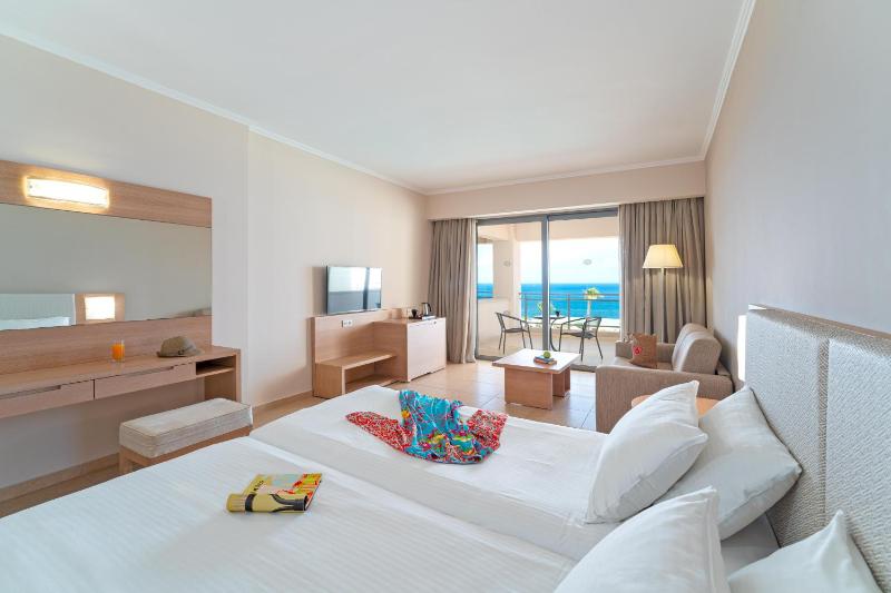Superior Twin Room with Sea View image 1