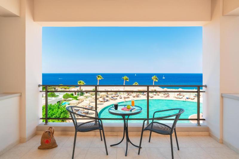 Superior Twin Room with Sea View image 3