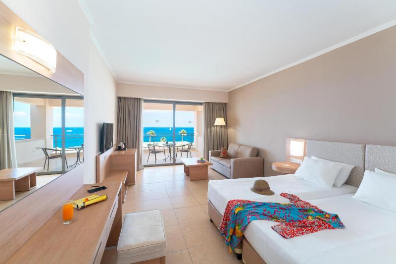 Superior Twin Room with Sea View image 4