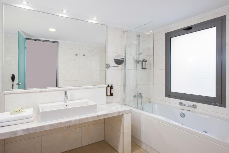 Junior Suite with Sea View and Private Pool  image 3