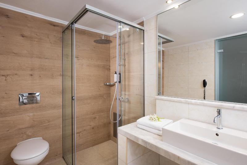 Junior Suite with Sea View and Private Pool  image 2