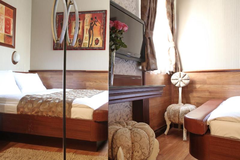 Standard Double Room image 3