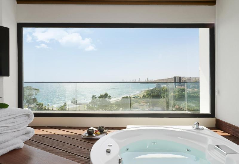 Signature One Bedroom Sea View Suite with Hot Tub image 1