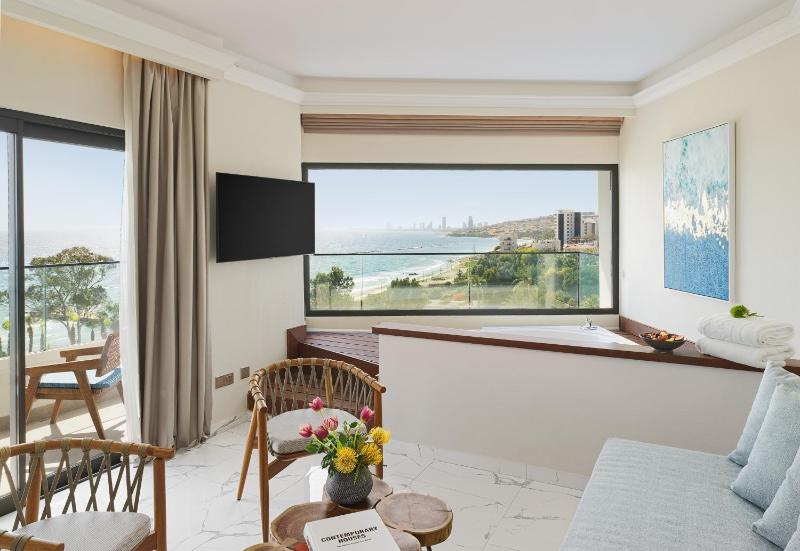 Signature One Bedroom Sea View Suite with Hot Tub image 3