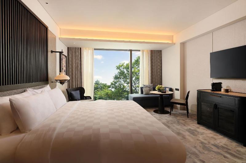 Grand Deluxe King Room image 2