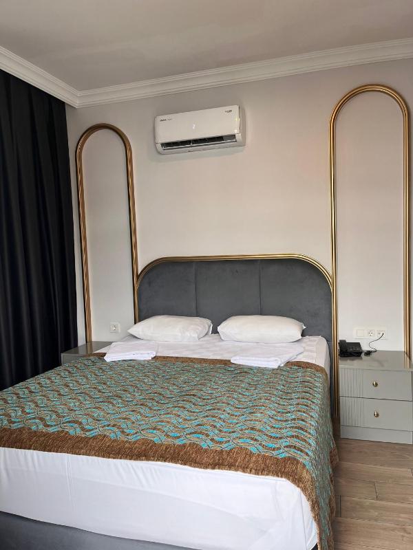Double Room with Balcony image 2