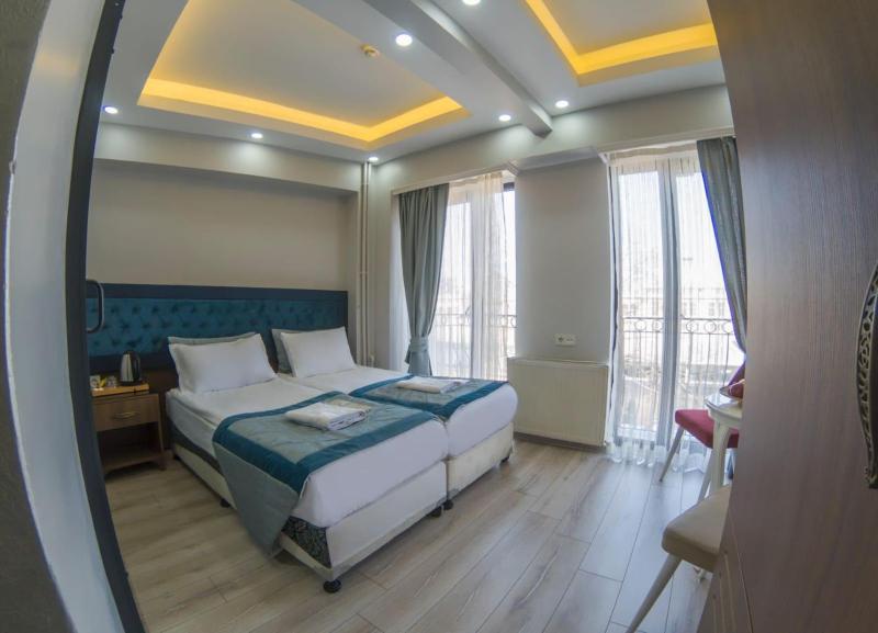 Double Room with Balcony and Sea View image 2