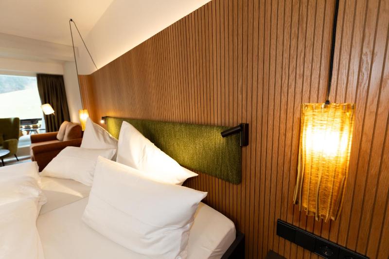 Double Room with Balcony image 2