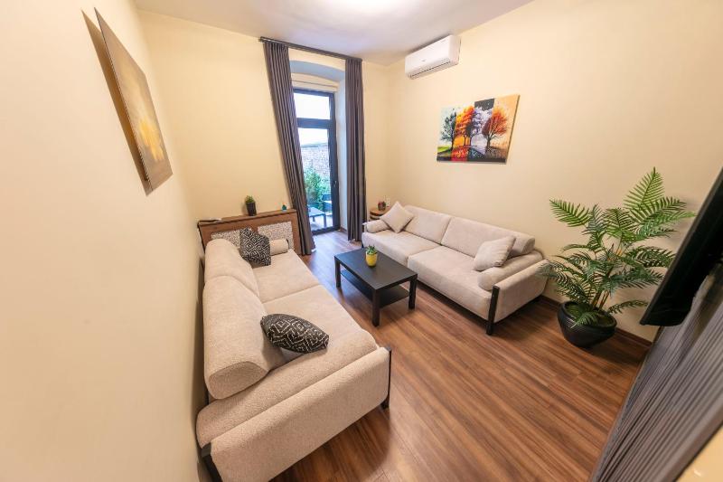 Suite with Garden View image 1