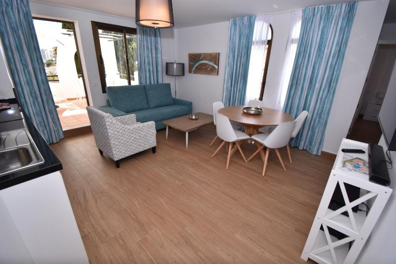 Modern Apt Walking distance to Shops and Beach - image 22