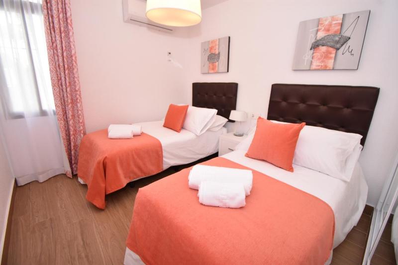 Modern Apt Walking distance to Shops and Beach - image 8