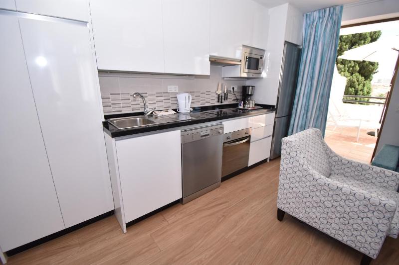 Modern Apt Walking distance to Shops and Beach - image 14