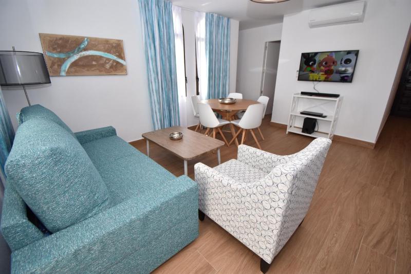 Modern Apt Walking distance to Shops and Beach - image 4
