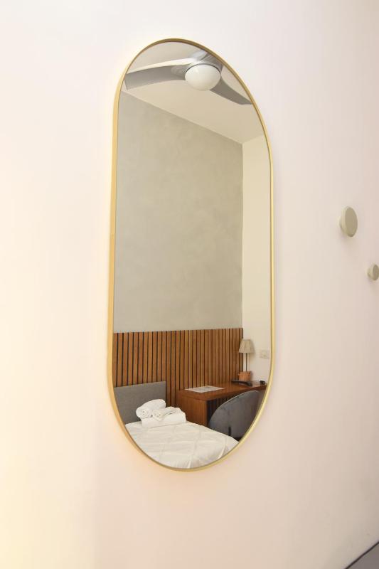 Single Room with Bathroom image 4