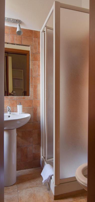 Single Room with Bathroom image 3