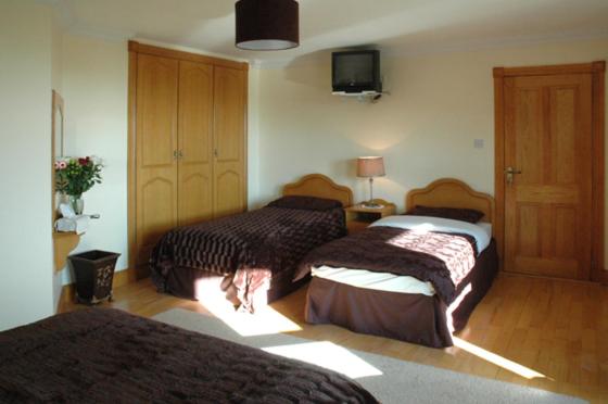 Deluxe Family Room image 3