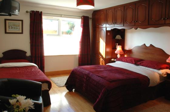 Double or Twin Room with Private Bathroom image 2