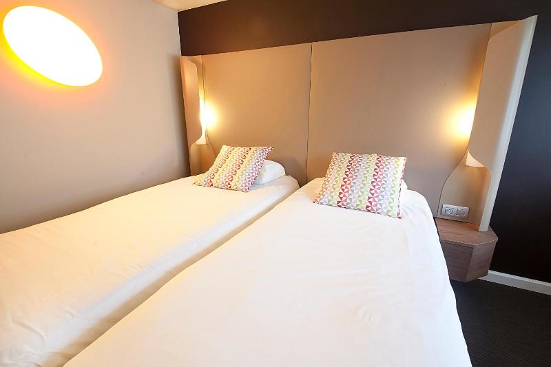 Twin Room image 3