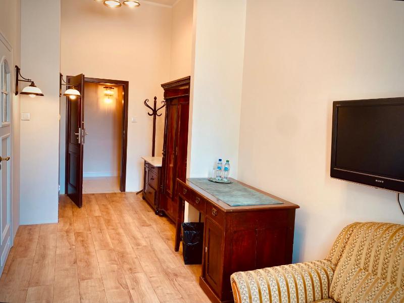 Family Room image 2