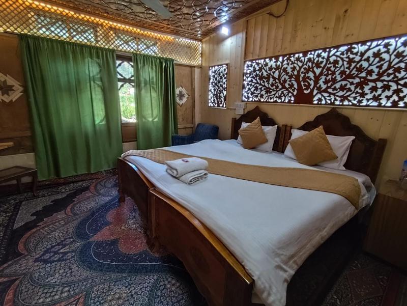 Houseboat New Shamus Maqbool - image 7