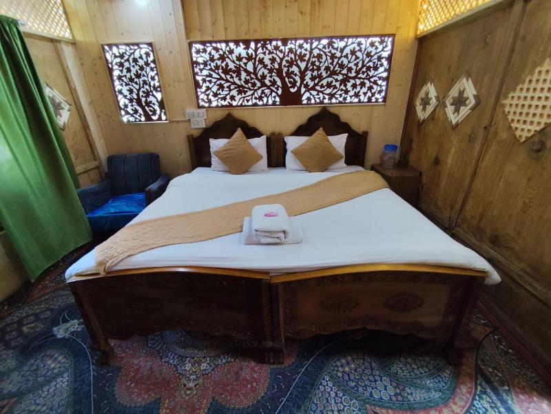 Houseboat New Shamus Maqbool - image 14