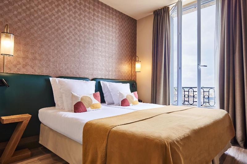 Standard Twin Room image 3