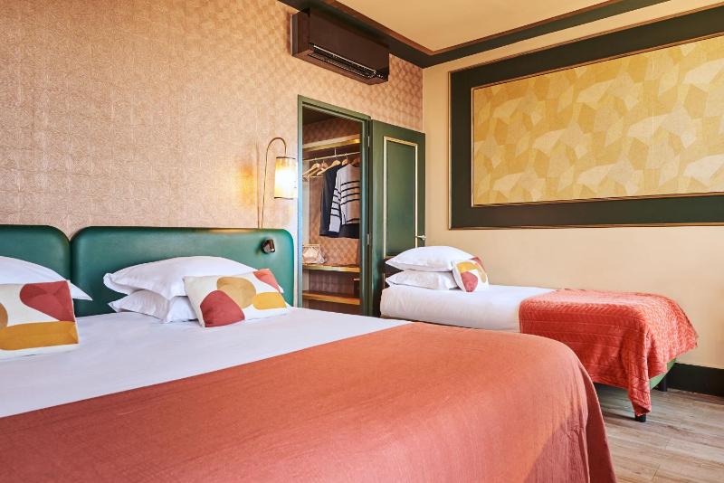 Premium Triple Room image 3