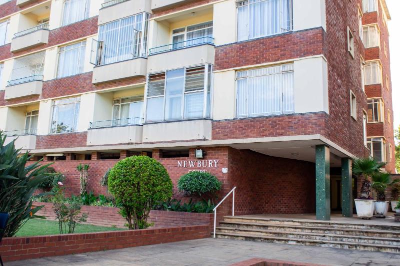 Apartment Sleeps 4 2 Baths Free Parking - image 1