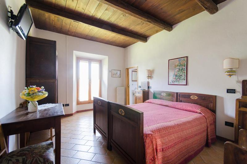 Double Room with Pool View image 4