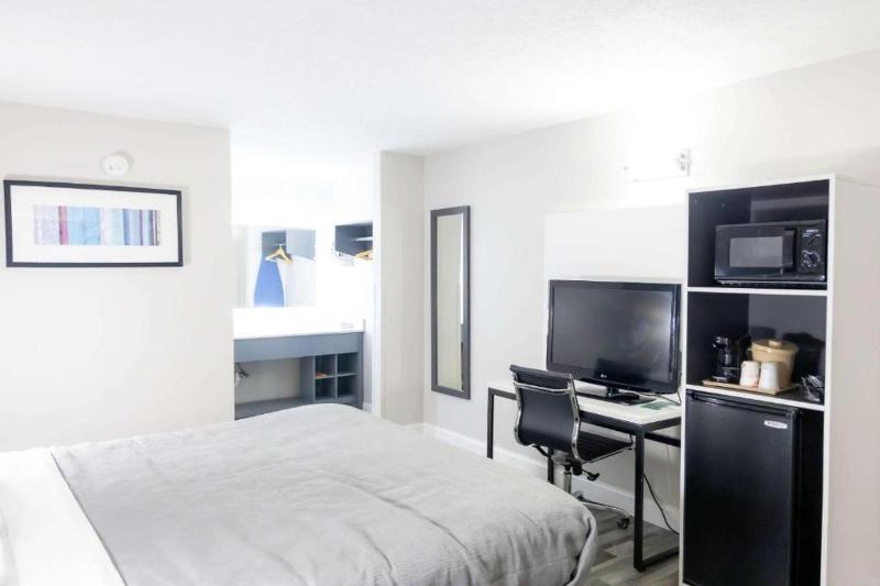 King Room - Accessible/Non-Smoking image 4