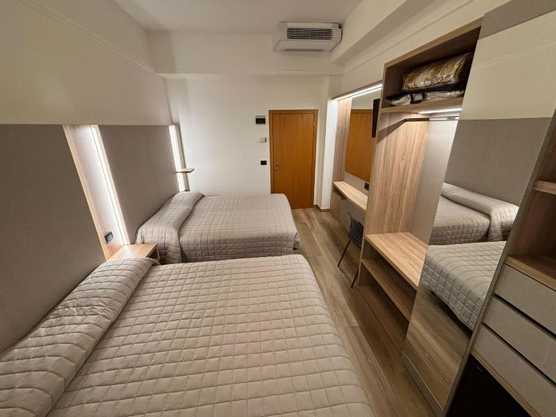 Standard Quadruple Room image 1