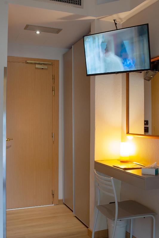 Superior Twin Room with City View image 4