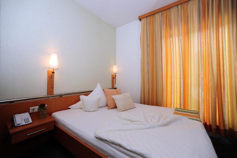 Comfort Single Room with Street View image 2