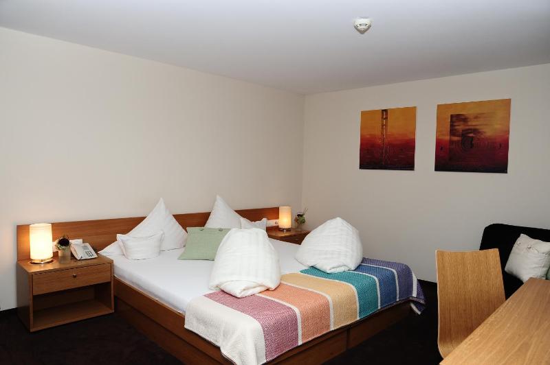 Comfort Single Room with Street View image 1