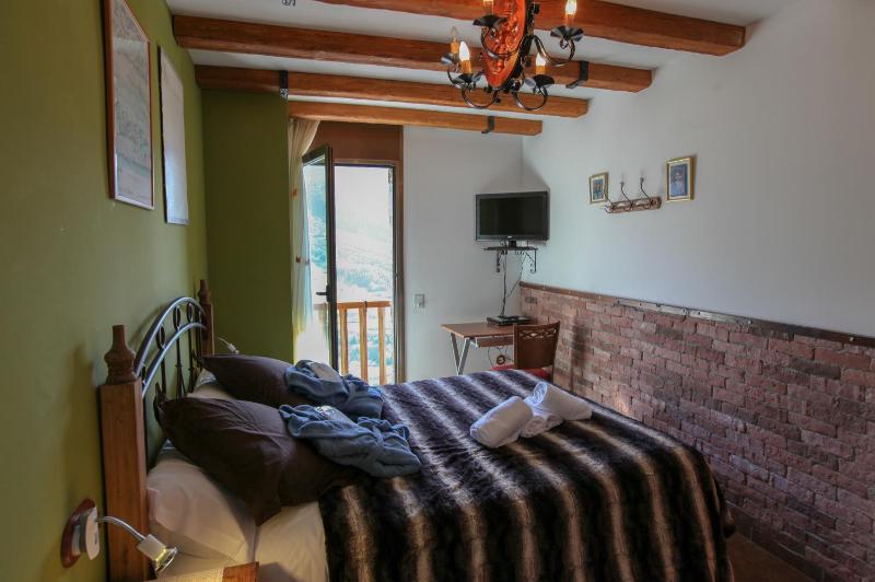 Double Room with Bathroom image 2