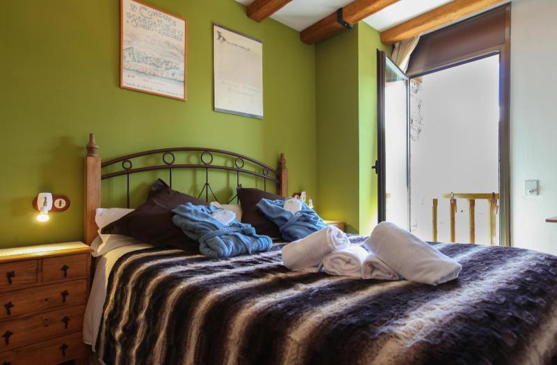 Double Room with Bathroom image 3