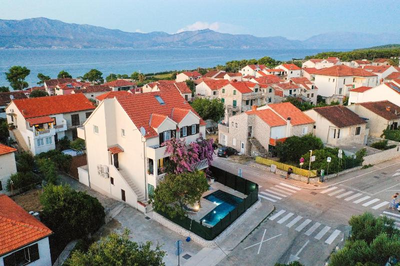 Family-friendly apartments with swimming pool Supetar Brac - 12893 - image 26