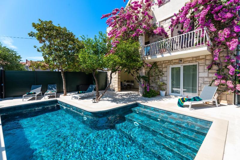 Family-friendly apartments with swimming pool Supetar Brac - 12893 - image 1