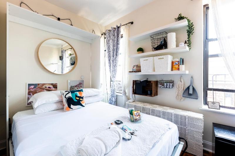Cat Room by Delicate Stays Rentals ROOM ONLY SHARED BATHROOM CAT IN UNIT 25 min to time square Images