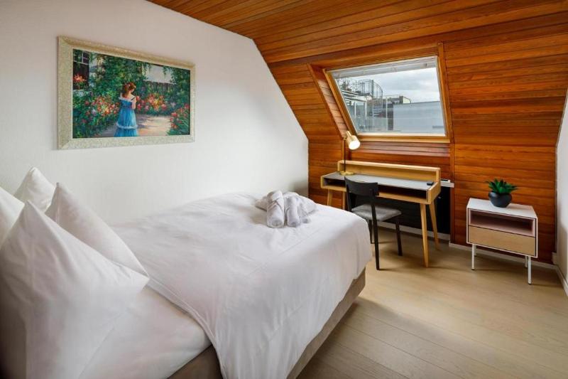 Three-Bedroom Apartment with Balcony image 4
